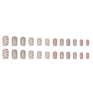 Faux ongles élégants rose champagne avec rayures diagonales et accents pailletés