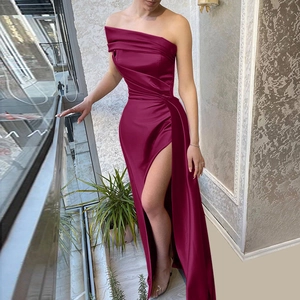 Robe longue élégante en satin bordeaux à une épaule avec fente haute et plis sexy