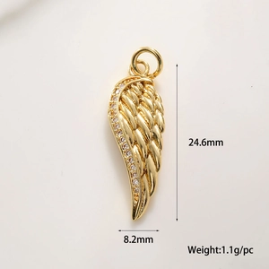 Vue détaillée d'un pendentif aile d'ange doré avec zircons et spécifications