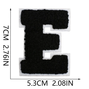 Λεπτομέρεια γράμμα E chenille patch διαστάσεις 7cm ύψος με ασπρόμαυρο κέντημα