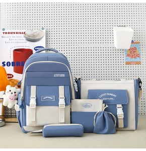 Detailliertes fünfteiliges Set aus blau-weißen Schultaschen mit Rucksack und Shopper