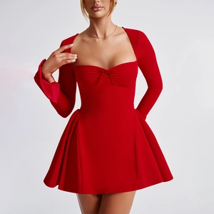Détail d'une robe courte rouge avec décolleté carré et petit nœud décoratif élégant