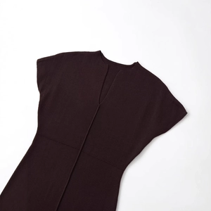 Abito midi in maglia marrone scuro con scollo a V e maniche corte vestibilità slim