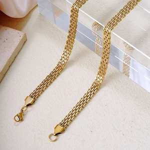Elegant gold-plated flat woven chain necklace with lobster clasp in a French vintage style
