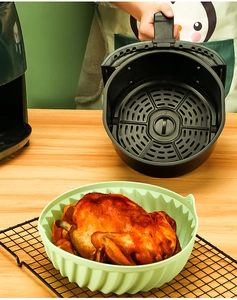 Teglia in silicone verde chiaro per friggitrice ad aria con pollo arrosto