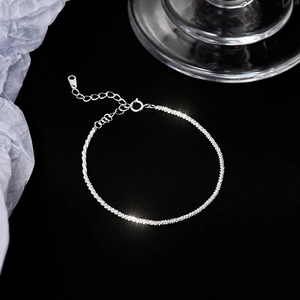 Elegante bracciale in argento sterling S925 con trama di diamanti scintillanti e catenina