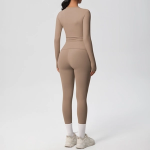 Vista posteriore di un set da yoga beige con maglia a maniche lunghe e leggings a vita alta