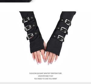 Dettaglio di guanti neri senza dita stile punk con fibbie metalliche argentate e occhielli