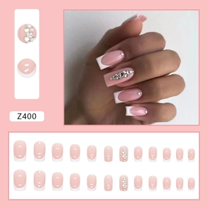 Faux ongles French rose avec pointes blanches et strass brillants de forme carrée moyenne