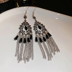 Boucles d'oreilles argentées vintage avec pampilles noires et détails en filigrane