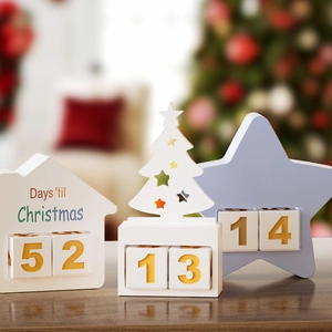 Calendrier de l'Avent en bois avec maison et étoile pour décorer votre table de fête
