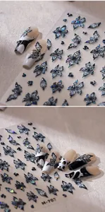 Dettaglio macro di adesivi per unghie a farfalla M-707 con finitura laser argento su nero