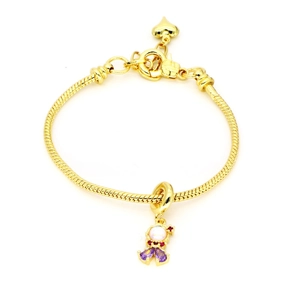Bracelet élégant en chaîne serpent dorée avec breloques princesse en zircon coloré sur blanc