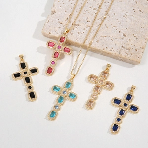 Gouden kruis ketting voor dames met kleurrijke zirkoonstenen in rood en blauw