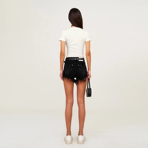Rückansicht von eng anliegendem weißem Baumwoll-T-Shirt und schwarzen Denim-Shorts