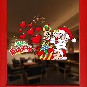 Gros plan de stickers Père Noël pour fenêtre avec texte Merry Christmas sur vitre