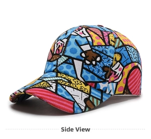 Seitenansicht der Pop-Art-Graffiti-Baseballkappe mit buntem Muster auf weißem Grund
