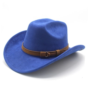 Détail d'un chapeau de cowboy en daim bleu roi avec large bord et ceinture décorative