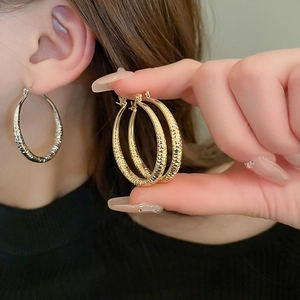 Minimalistische große goldene Creolen mit geripptem Metallmuster für Damen