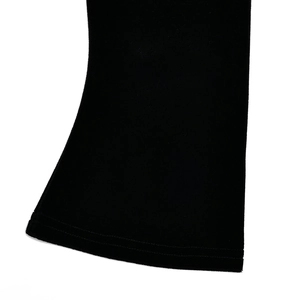Détail de l'ourlet à double surpiqûre sur un t-shirt noir à manches longues ajusté