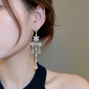 Parure de bijoux avec collier et boucles d'oreilles fleur en diamant et glands chic