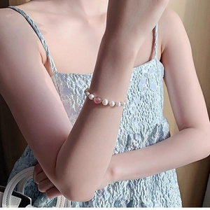 Elegant strawberry quartz and pearl beaded bracelet for women with a gold metal spacer