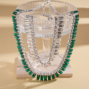 Choker geometrico di lusso con cristalli verde smeraldo e finitura argento