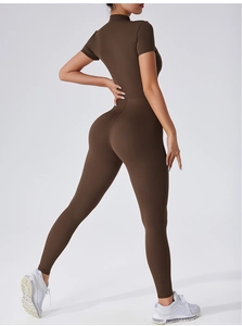 Vue arrière d'une combinaison de yoga marron foncé à manches courtes et col montant chic