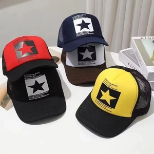 Mesh Trucker Cap mit Stern-Print und Norwegian Wood Text in verschiedenen Farben