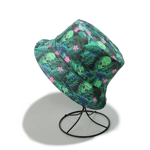 Détail d'un chapeau bob avec motif de jungle tropicale, imprimé extraterrestre et fleurs