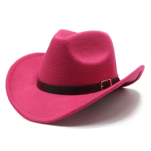 Detailansicht des rosaroten Filz-Cowboyhuts mit dunkelbraunem Lederband und Gold-Schnalle