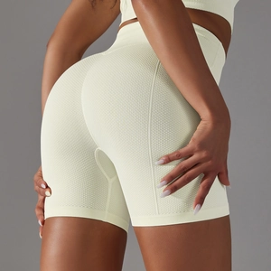 Gros plan sur la texture nid d'abeille et l'effet push-up du short de yoga