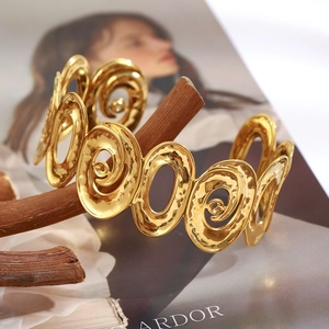 Détails du bracelet spirale plaqué or 18K avec une texture martelée élégante