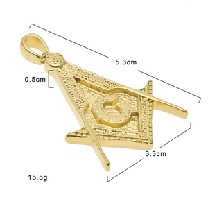 Détail du pendentif maçonnique G doré avec dimensions de 5,3cm de long et 3,3cm de large