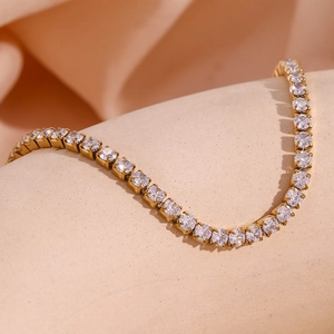 Detailansicht des goldenen Tennisarmbands mit runden Zirkonia in einer Vier-Krallen-Fassung