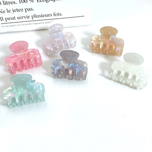 Set di sei mini fermagli per capelli colorati con texture marmorizzata perlata