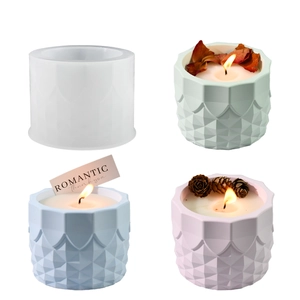 Stampo in silicone cilindrico per portacandele in resina con trame di petali geometrici
