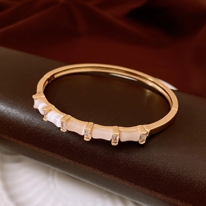 Macro d'un bracelet en or 18 carats avec pierres œil-de-chat et oxydes de zirconium