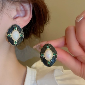 Boucles d'oreilles baroques avec émail noir, pierre opale et zircons verts