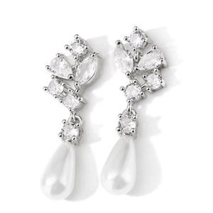 Détail des zircons carrés argentés sur d'élégantes boucles d'oreilles créoles en C