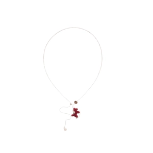 Collier élégant avec pendentif poney rouge, perle blanche et chaîne en argent