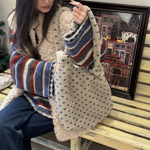 Sac cabas douillet en polaire avec motifs de cœurs bleus porté par un mannequin