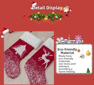 Details von roten Strick-Weihnachtssocken mit weißen Rentier- und Baummustern