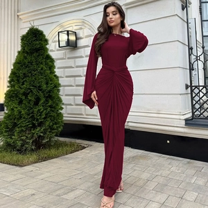 Robe longue bordeaux à manches longues avec plis et taille ceinturée en extérieur