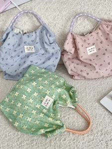 Grandi borse tote floreali in blu, rosa e verde con manici in corda intrecciata da donna