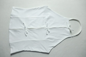 Gros plan du haut licou blanc avec trois nœuds papillon décoratifs sur le devant