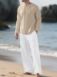 Détail d'une chemise henley en lin pour homme avec plis et pantalon à cordon de serrage