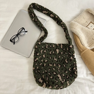 Fleece leopard print tote bag with dark green pattern for casual winter fashion