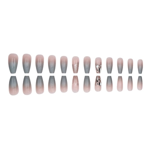 Faux ongles ballerine avec dégradé gris et rose poudré, paillettes argent et strass