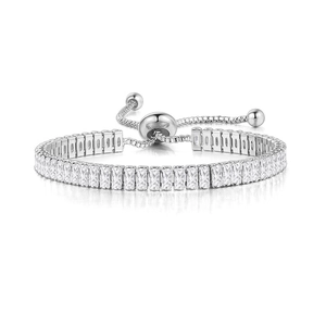 Vue macro d'un bracelet tennis argenté ajustable avec zircons de taille émeraude